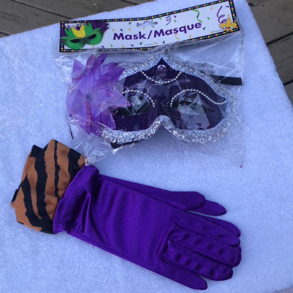 Women’s purple Mask and Gloves.
